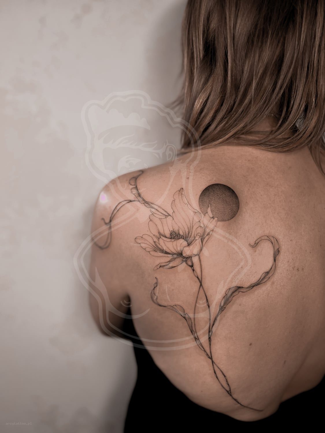 Tatuaż Botanika kwiat lopatka - ArcyTattoo Lublin
