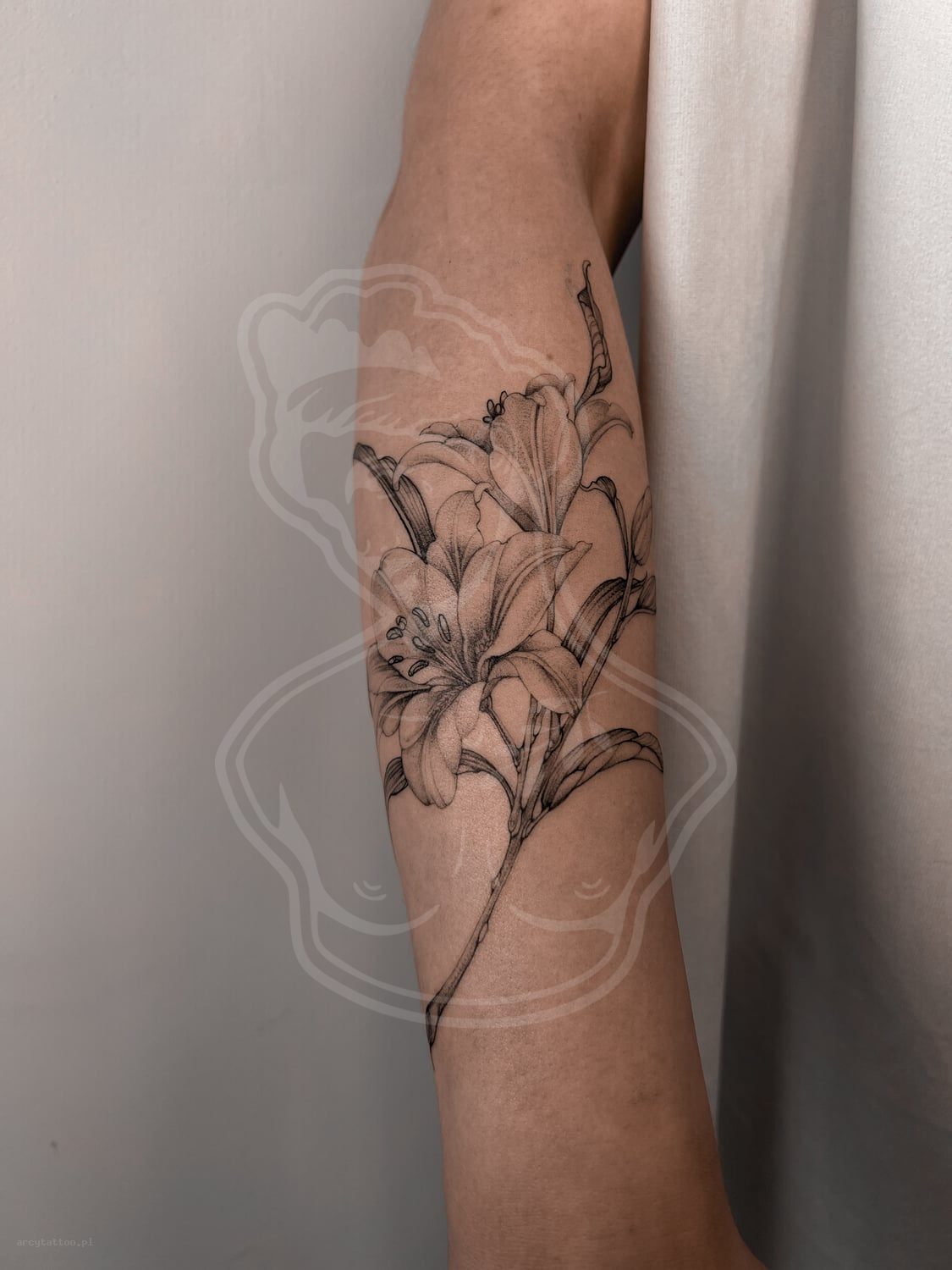 Tatuaż Botanika lilia przedramie - ArcyTattoo Lublin