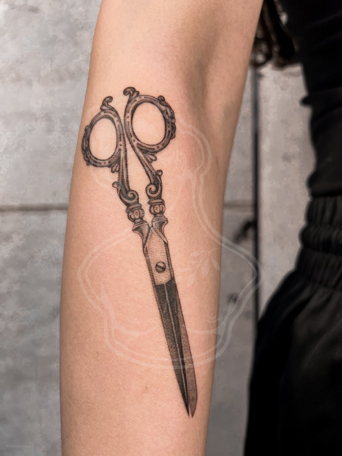 Tatuaż Dotwork nozyczki - ArcyTattoo Lublin