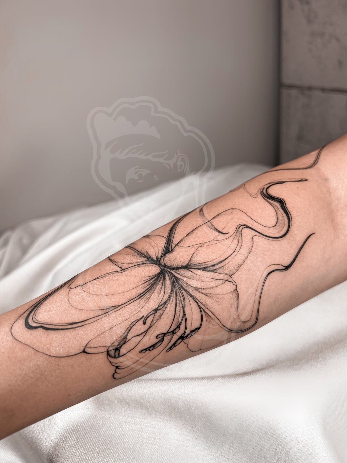 Tatuaż Fineline abstrakcja kwiat - ArcyTattoo Lublin