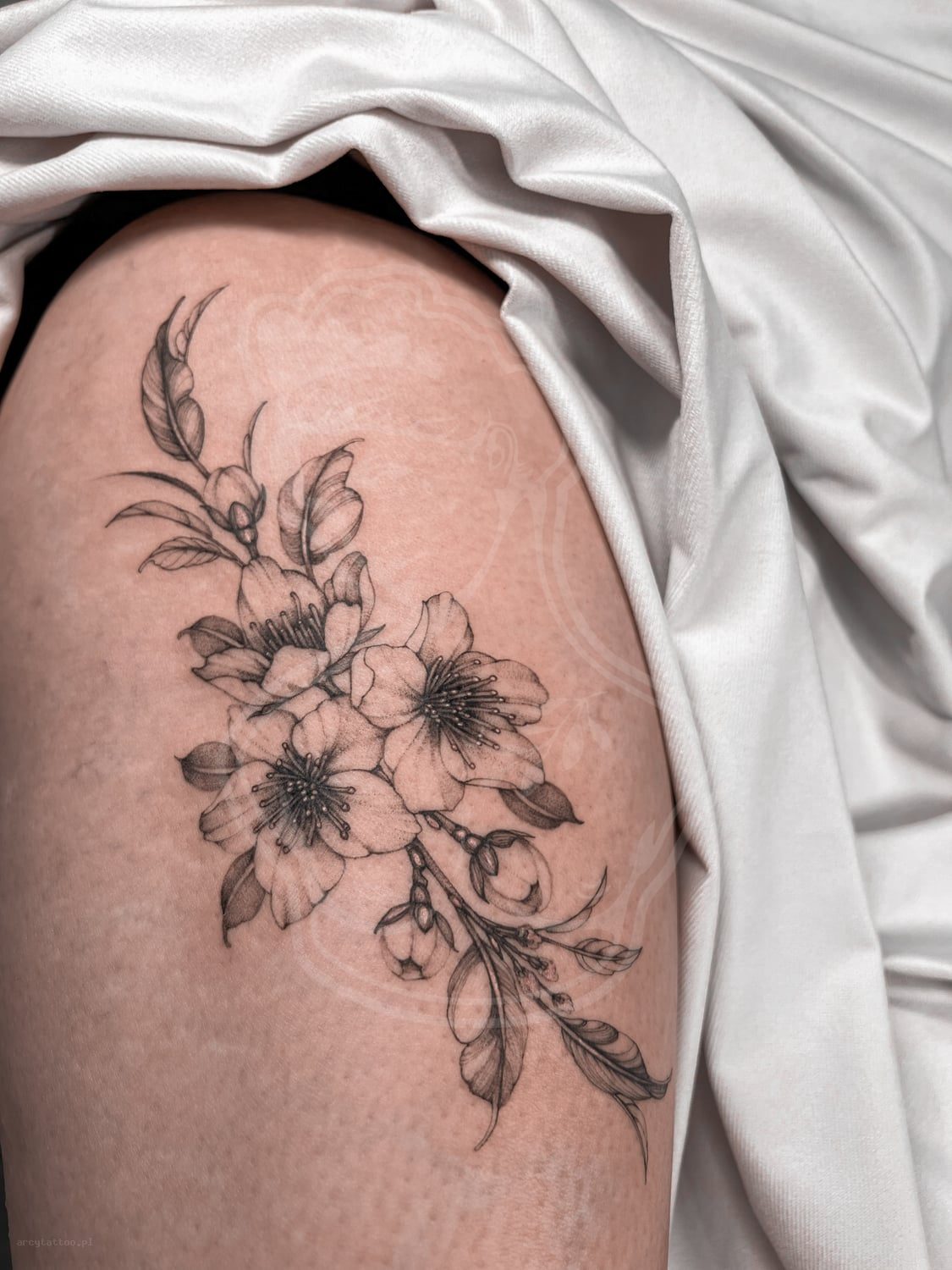 Tatuaż Fineline kwiaty wisni - ArcyTattoo Lublin