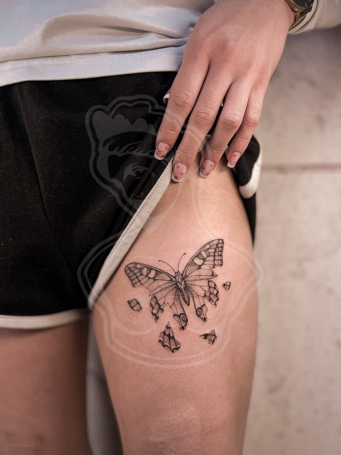 Tatuaż Fineline motyl udo - ArcyTattoo Lublin