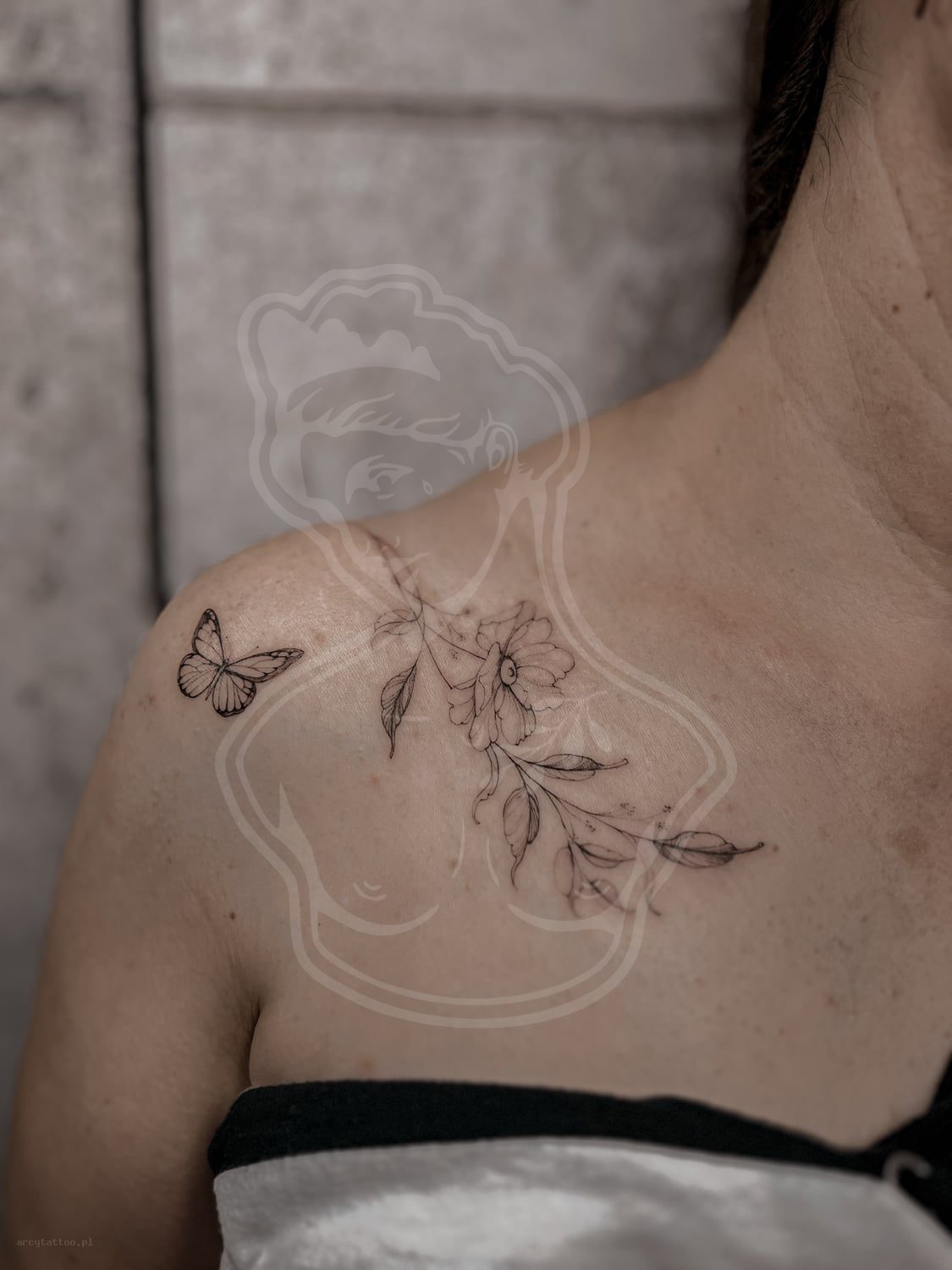 Tatuaż Fineline motyle galazka - ArcyTattoo Lublin
