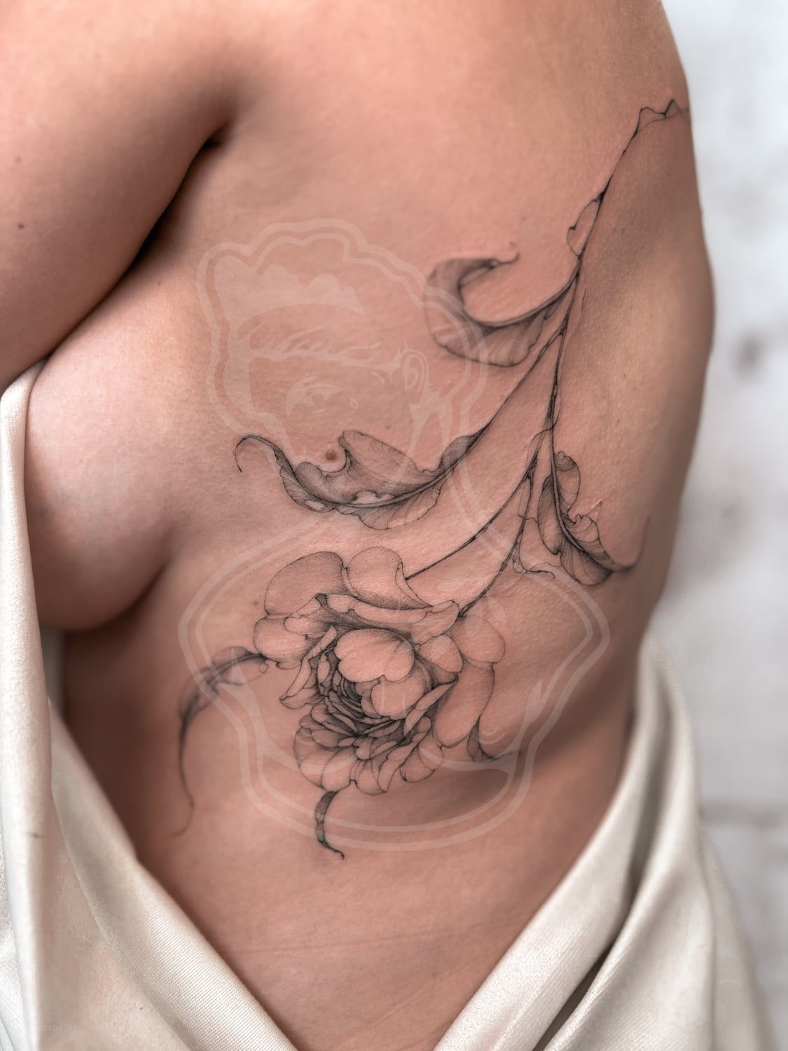 Tatuaż Fineline piwonia - ArcyTattoo Lublin