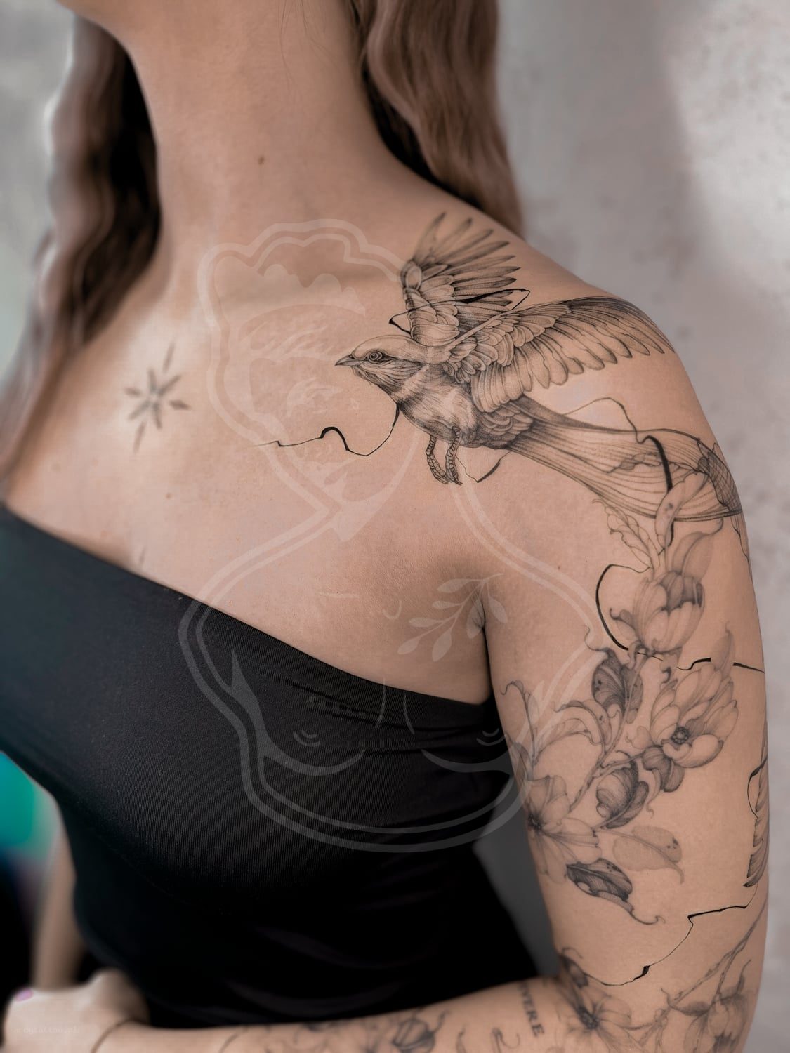 Tatuaż Fineline ptak obojczyk - ArcyTattoo Lublin