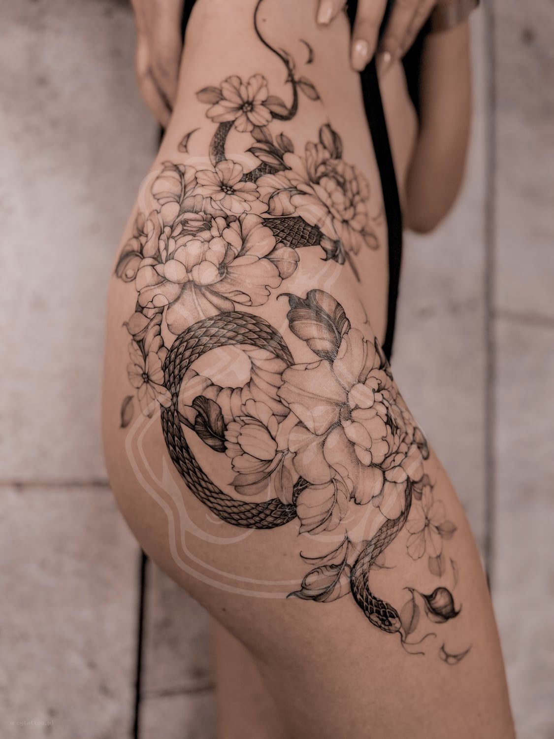 Tatuaż Fineline waz piwonie - ArcyTattoo Lublin