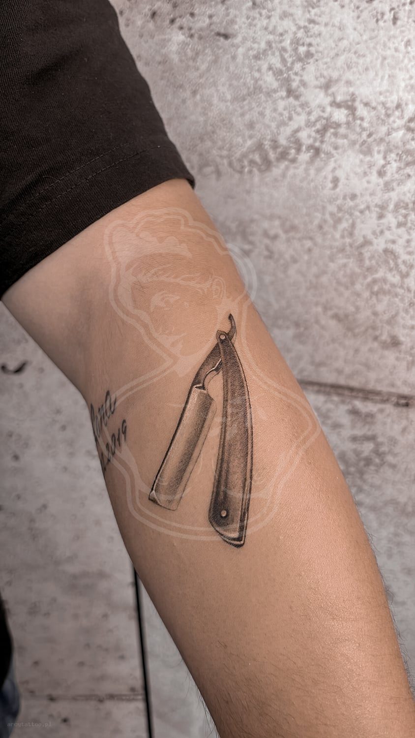 Tatuaż Minirealizm brzytwa - ArcyTattoo Lublin