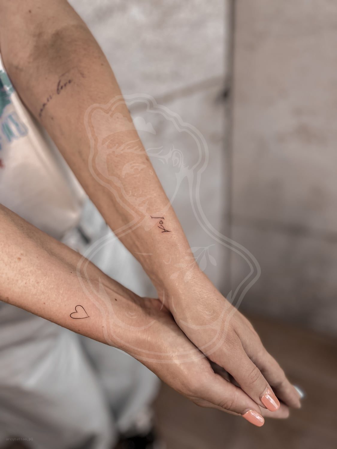 Tatuaż Minirealizm serce napis - ArcyTattoo Lublin