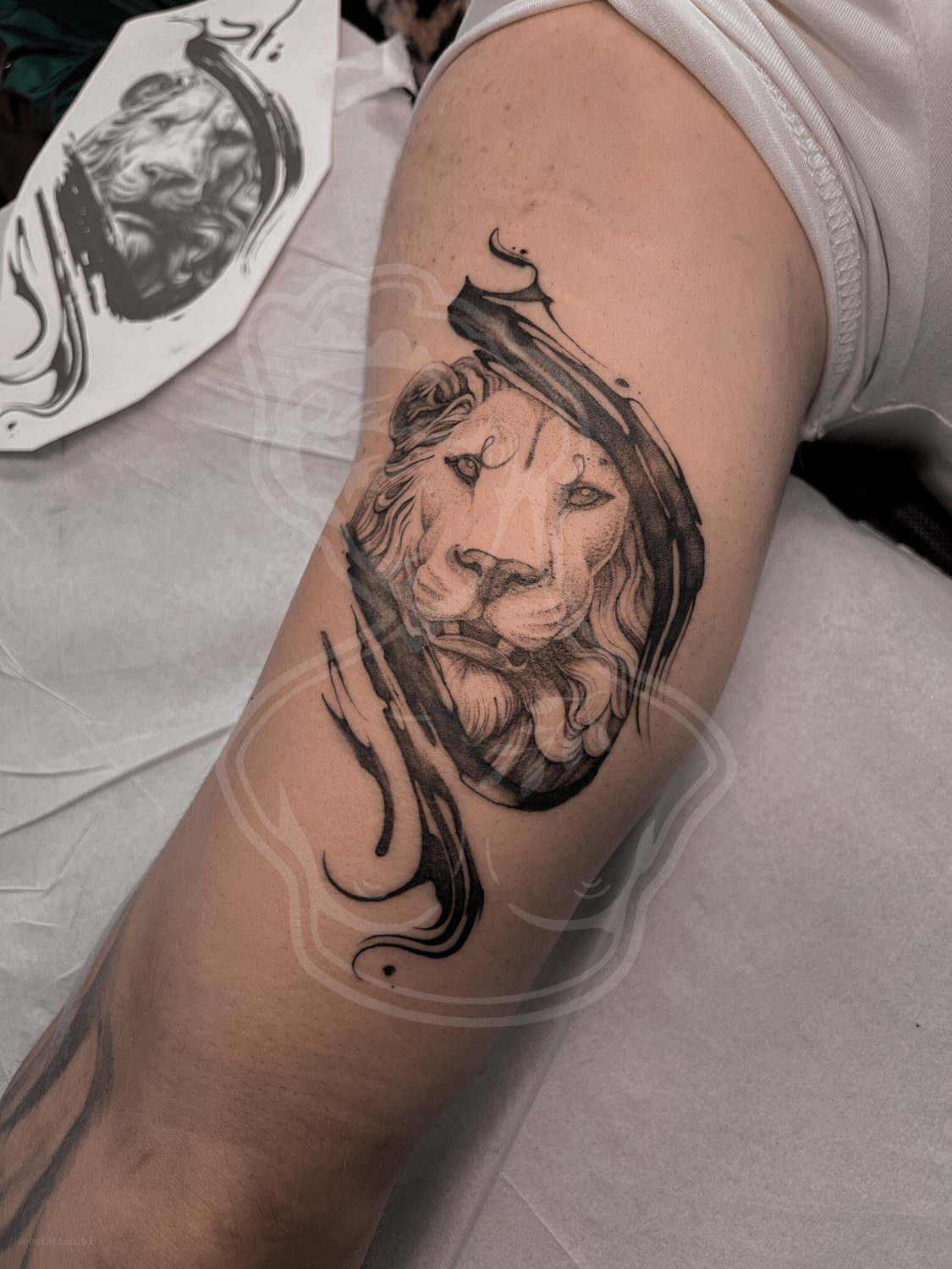 Tatuaż Realizm lew udo - ArcyTattoo Lublin